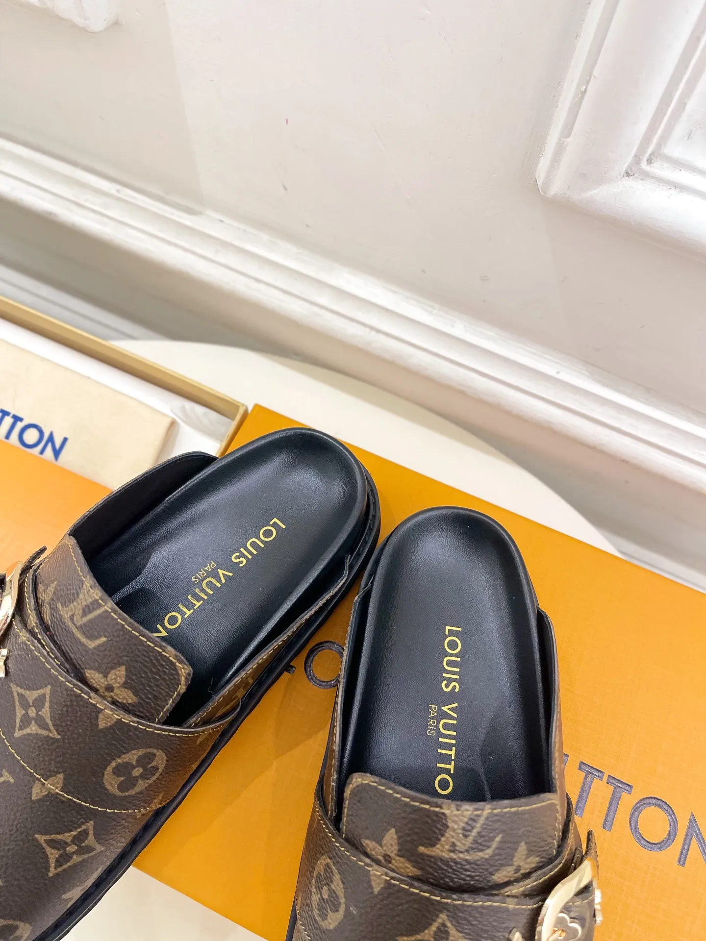 👟👟Ex-factory price 580👟👟 Men's model ➕10 LV | Louis Vuitton 25𝐬𝐬 🧡💚2025 Early spring new model Top version ⚠️ The counter features the latest LV COSY COMFORT metal buckle Bread Mule slippers hard goods new🆕 ❥BS purchasing level! Full of high-end feel! A popular model among bloggers at home and abroad, it’s retro and fashionable and looks amazing on your feet! Mainly recommended models on the official website★ ━━━━━ ЅᏇєєt ━━━━━ ▪️Upper: original specific cowhide/old leather ▪️lining: imported cowhide lining ▪️outsole: original molded outsole ▪️shoe size: women's size 35-39 (customized at 40.41) Men's size 40-44 (45.46 customized)